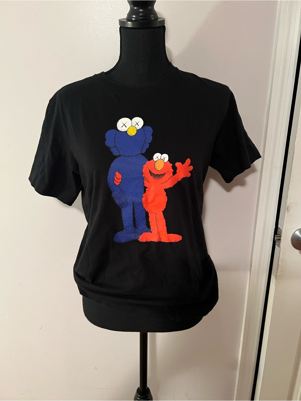 Kaws Uniqlo Sesame Street 2018 BFF Elmo Cookie Monster T Shirt Black Red